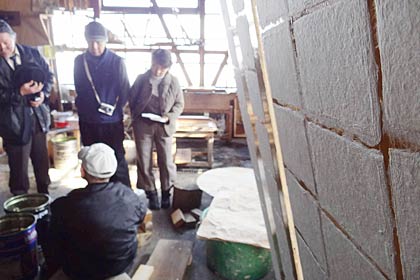 八木ヶ鼻温泉「いい湯らてい」が行っている大谷地和紙紙漉き見学