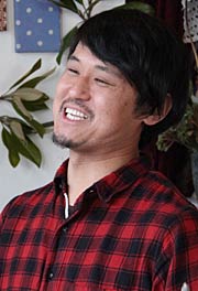 来客と談笑する冨田さん