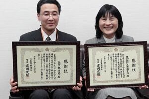 振り込め詐欺被害を防いで三条署の感謝状を受けた左が長沢郵便局の勝沼局長、右が第四銀行三条南支店の鈴木支店長