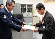 富岡署長から感謝状を受ける長沢郵便局の勝沼局長