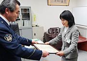 富岡署長から感謝状を受ける第四銀行三条南支店の鈴木支店長