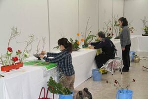 25、26の2日間開かれる平成23年度中央公民館を前に24日行われた1階大集会室での生け込み
