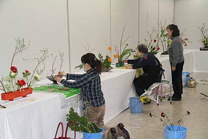 25、26の2日間開かれる平成23年度中央公民館を前に24日行われた1階大集会室での生け込み