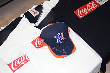 チャリティーオークションを出品される高津選手権監督のサイン入りのキャップやアルビBCオフィシャルのトレーニングシャツ