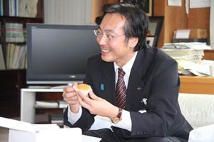 うィズガス全国親子クックキングコンテストでグランプリをとった燕市の佐藤さん親子の表敬訪問を受けたときの国定市長あ
