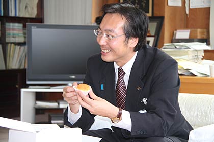 うィズガス全国親子クックキングコンテストでグランプリをとった燕市の佐藤さん親子の表敬訪問を受けたときの国定市長あ
