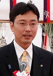 あいさつする国定市長