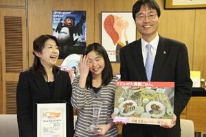 第5回ウィズガス全国親子クックキングコンテストでグランプリの燕市・佐藤麻子さん、花音さん親子が燕市長と三条市長を表敬訪問、「燕三条」が生んだ全国一の親子