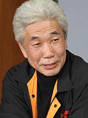  佐藤さんの包丁作りをマンツーマン指導した越後三条鍛冶集団の吉田師範
