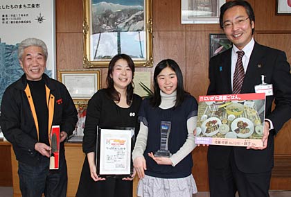国定三条市長を表敬訪問した佐藤さん親子