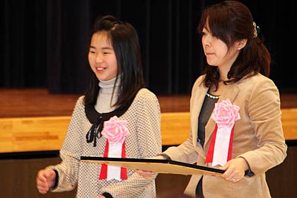 25日行われた燕市表彰式で燕大賞を受ける佐藤さん親子