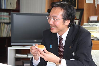国定市長はさっそく「お米とお酒のケーキ」を試食