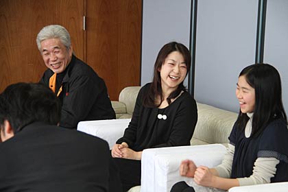 背中が国定市長、左から越後三条鍛冶道場の吉田師範、佐藤麻子さん、花音さん、国定市長の「百点満点です！」に花音さんガッツポーズ