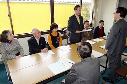 三条市監査委員会に住民監査請求の申し立てを行う「私たちの三条市をつくる市民の会」と「小中一体校の問題を考える会」