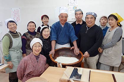  清水さんが受講生と記念撮影
