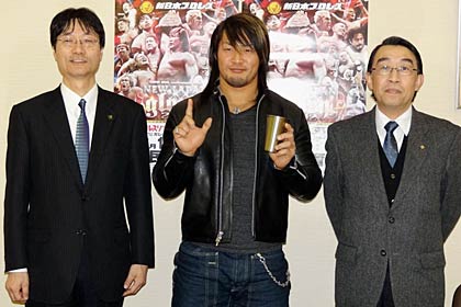 左から鈴木燕市長、新日本プロレスの棚橋選手、燕商工会議所の細川副会頭