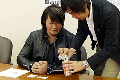 さっそく試合会場で限定販売する「NJPW×TSUBAME ステンレスECOカップ」でビールを試飲する棚橋選手