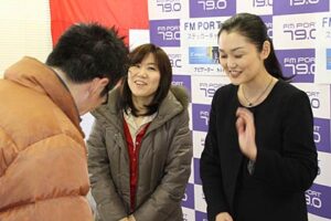 26日開かれた「2012三條機械スタジアム感謝祭」で数百人の行列ができる人気だったFMラジオのナビゲーターによるステッカーキャンペーン、中央がhiroeさん、右が遠藤さん