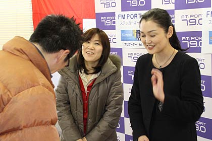 26日開かれた「2012三條機械スタジアム感謝祭」で数百人の行列ができる人気だったFMラジオのナビゲーターによるステッカーキャンペーン、中央がhiroeさん、右が遠藤さん