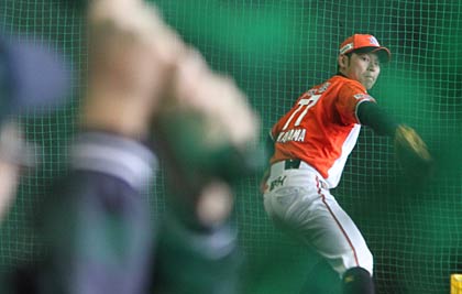 アルビBCの中山コーチの投球で一打席勝負のバッティングに挑戦