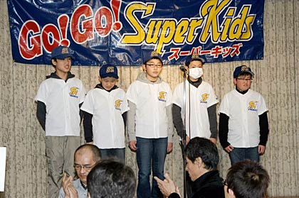 三条市スポーツ少年団加盟の野球チーム「スーパーキッズ裏館」の父母会が開いた平成23年度・第13期生卒団式で卒団する5人の小学6年生の団員