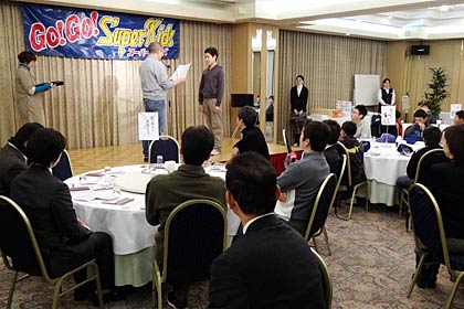 野島団長が涙をこらえて卒団生に卒業証書を手渡す