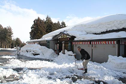 燕市分水ビジター・サービスセンターで建物の前の雪山を崩す