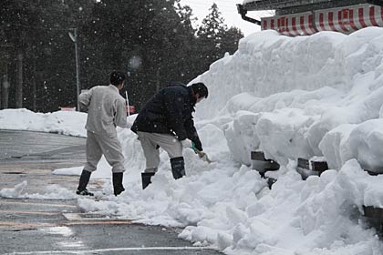 晴れても長続きせず、気がつけば吹雪のなか