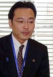 あいさつする国定市長
