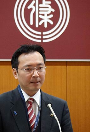 施政方針演説を行う国定市長