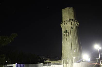 1日夜、工事用照明でライトアップされた姿を見せてくれた燕市の水道の塔