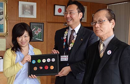 左から加藤さん、国定市長、箕輪実行委員長