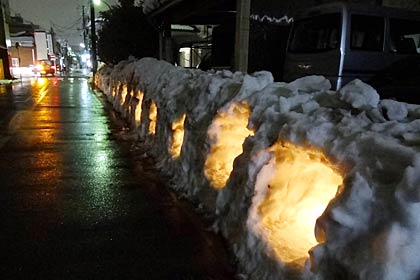 三条市中央公民館の北側道路沿いにお目見えした雪灯ろう