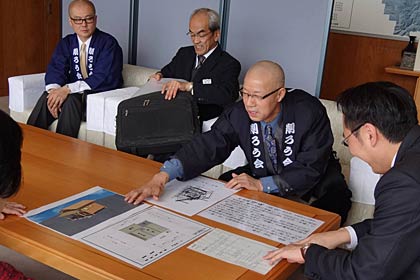 右から国定市長、三条削ろう会の馬場会長、マルモ建設の田中さん、三条削ろう会の山崎代表、表千家流梅田社中の梅田さん
