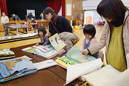 3日の読書フォーラム「絵本とともに!!」で布絵本の展示コーナー