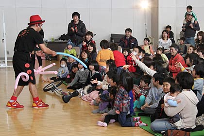 パフォーマーのムーラさんによる「ムーラのひとりサーカス」
