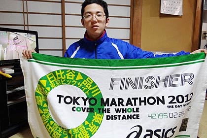 東京マラソン2012に記念品を手に古山さん