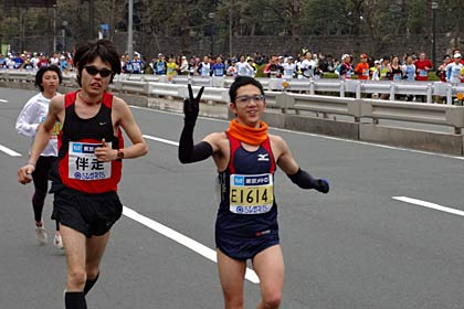 「東京マラソン2012」知的障害者男子10kmに初出場で5位入賞を果たした三条市・古山和昭さんのゴール間近のようす、左は伴走の土佐さん