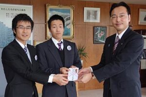 左から丸富のアグリ事業部・橘さん、体育施設管理士の荒井さん、国定市長