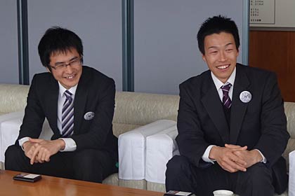 国定市長と歓談する橘さんと荒井さん