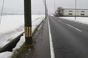 6日朝、電柱に軽トラックがぶつかって男性が死亡する事故のあった現場付近