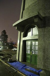 燕市が改修工事中の通称「水道の塔」、旧配水塔＝水道町1＝の工事用フェンスが5日、取り除かれ、大きな変更を受けた1階入り口の玄関が姿を現す