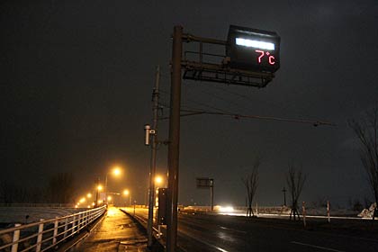7日午前0時26分、「7℃」を表示する三条大橋の北側橋詰めの気温表示