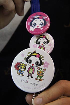 大1種類、小2種類の缶バッジ