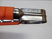 持ち手には「EIZUKA」のロゴと「Made in Japan」