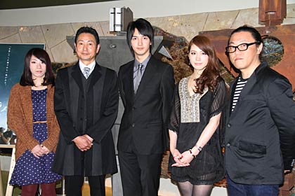 作品中の象徴的な存在となった鉄魔神をバックに