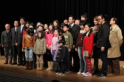  来場した地元キャストもステージに上がって記念撮影