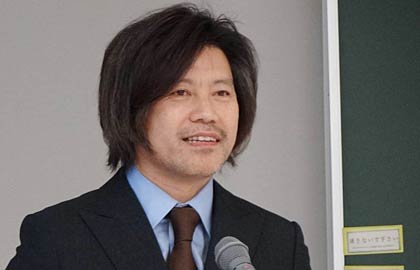 特別研修会の講師を務める諏訪田製作所の小林社長