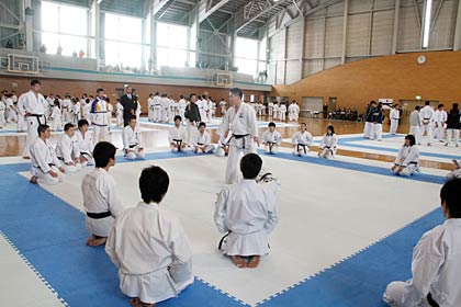  10日開かれた全日本空手道連盟ナショナルチームの有志による空手道の東日本大震災復興支援チャリティセミナー「Say Oss! Vol.10 in 新潟」
