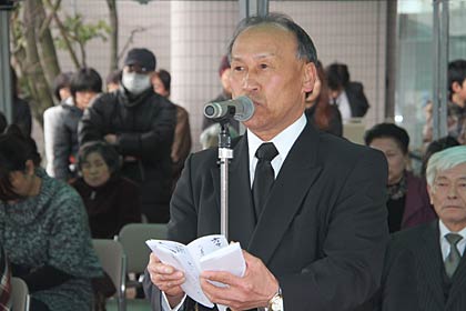 三条市で避難生活を続ける高野一郎さんがあいさつ